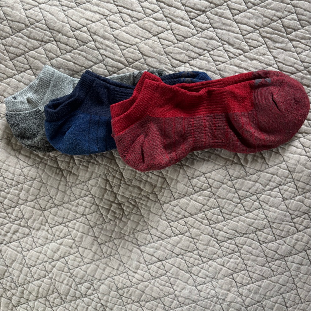 Lot of 6 pairs of men’s athletic socks size 9-11